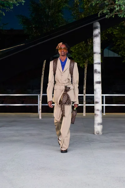 Look 100